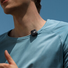 DJI Mic Mini draagcomfort DJI Mic Mini draadloze microfoon bevestigd aan sportshirt