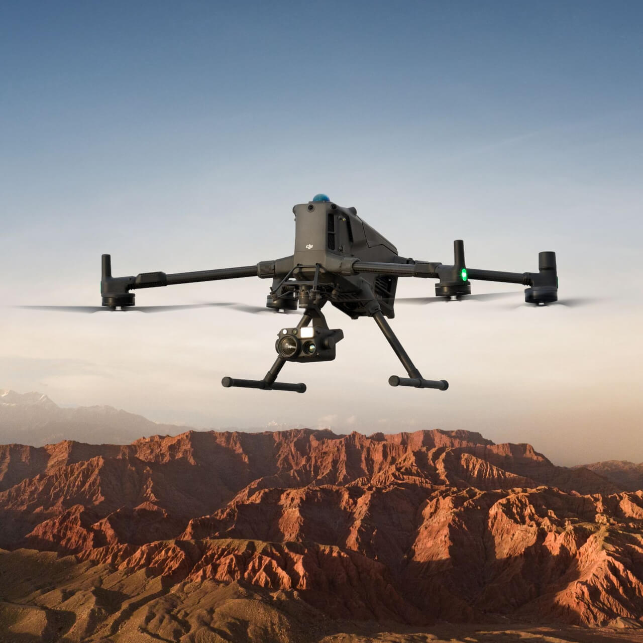 DJI Matrice 400 în zbor cu payload profesional