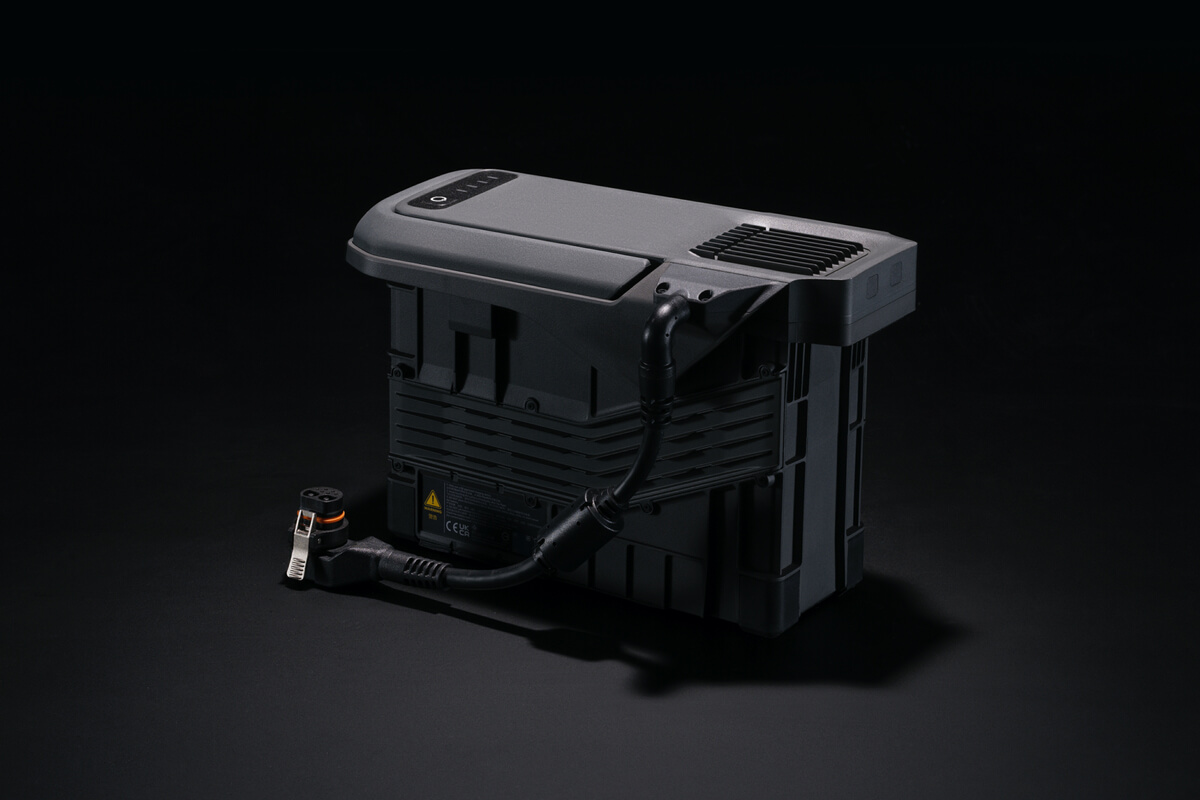 Koyu fonda DJI TB100C kablolu batarya